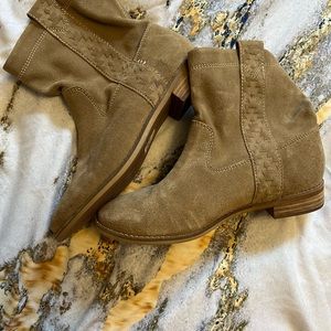 Toms beige suede boots